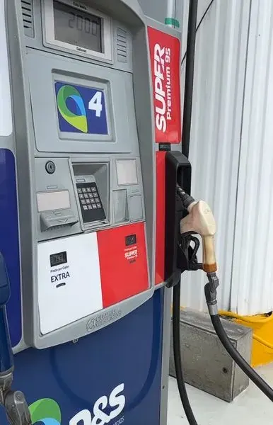 Surtidor de combustible Súper de la Superestación P&S en Plaza Redondel
