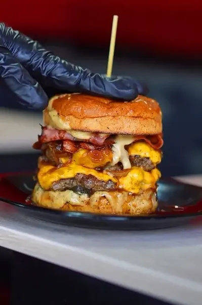 Hamburguesa doble con queso y tocino de Street Food